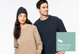 Een man en vrouw in mooie ecologische sweaters van merk Native Spirit, in beige en navy
