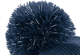 donkere beanie met reflecterende draadjes in de pompon om extra op te vallen in het verkeer