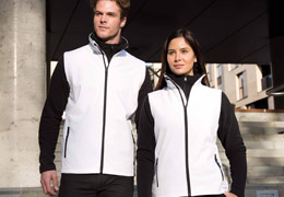 man en vrouw in witte softshell bodywarmer van merk Result