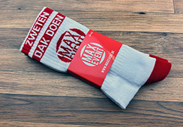 Witte sportsok met logo van Maxevent in rood