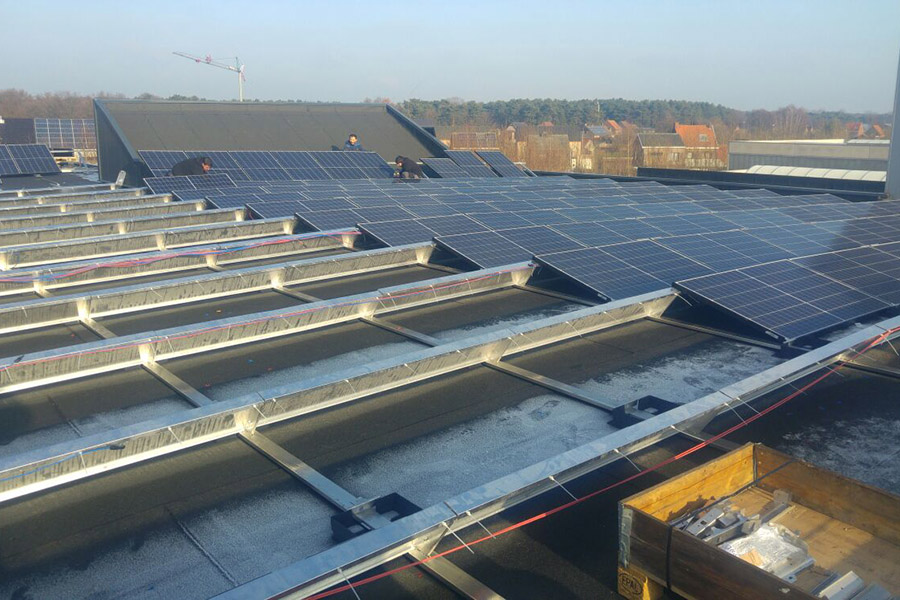 Installatie van zonnepanelen bij Maxevent in 2017