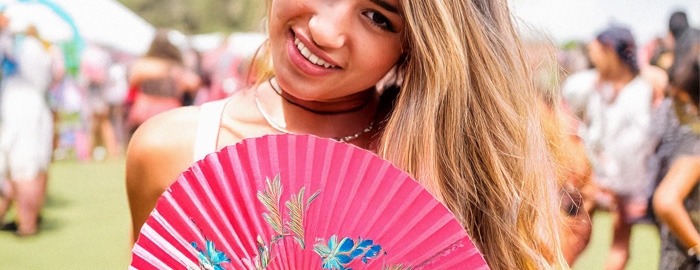 Jong meisje met roze handwaaier met mooie bedrukking