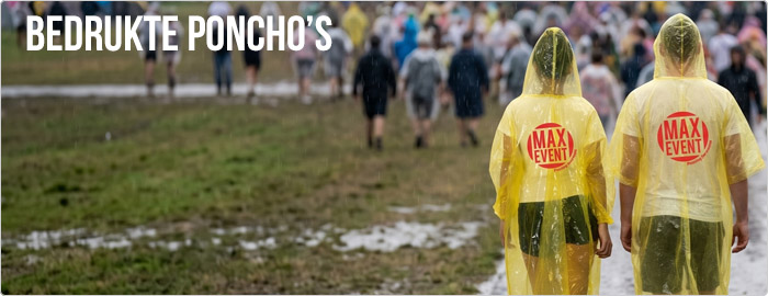 2 bezoekers van een festival wandelen in de regen met een gele bedrukte wegwerp poncho