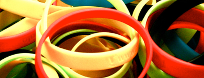collectie van siliconen polsbandjes in verschillende kleuren