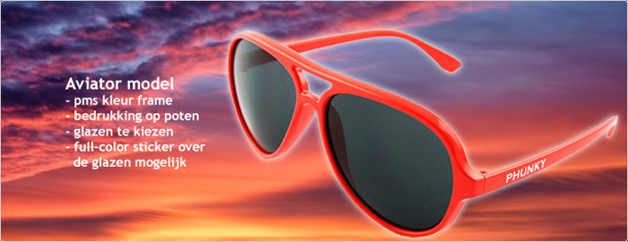 rode aviator zonnebril met wit logo aan zijkant