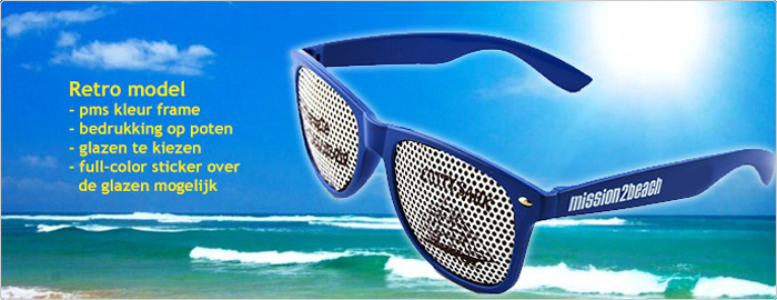 blauwe retro zonnebril met witte bedrukking op de beentjes en sticker op de glazen