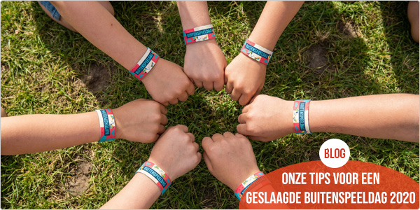 kinderen met hun polsen naar elkaar terwijl ze een polsbandjes dragen als aandenken voor Buitenspeeldag