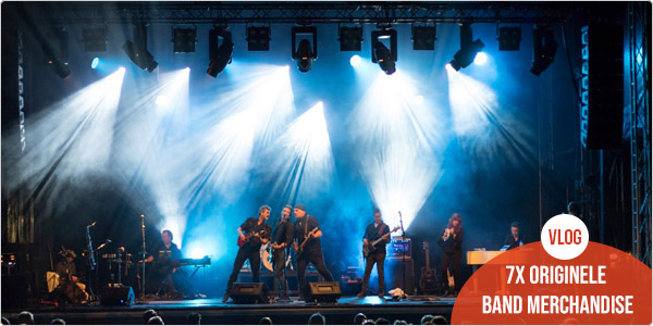 een band treedt 's avonds op op een openlucht podium