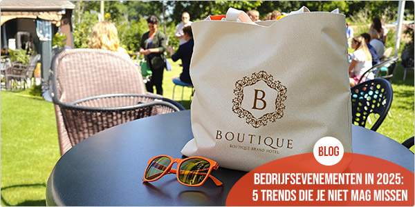 mooie bedrukte totebag en zonnebril op een tafel bij een personeelsfeest outdoor