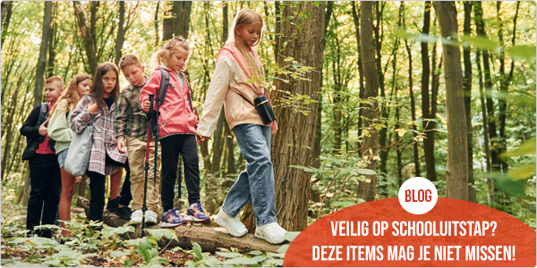 kinderen aan het wandelen in het bos