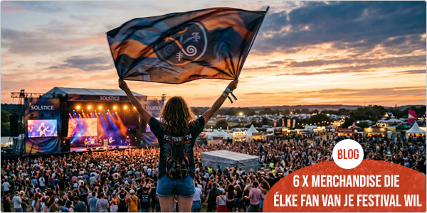 vrouw houdt een vlag op een festival vast terwijl ze naar het podium kijkt