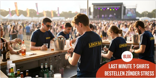 bar-crew met bedrukte t-shirts aan het werk tijdens een festival