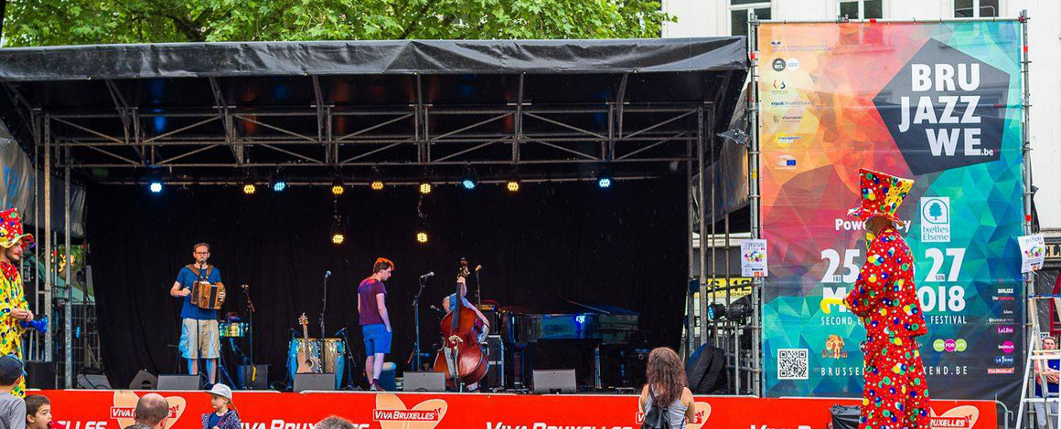 spandoeken aan een podium tijdens Brussels Jazz Weekend