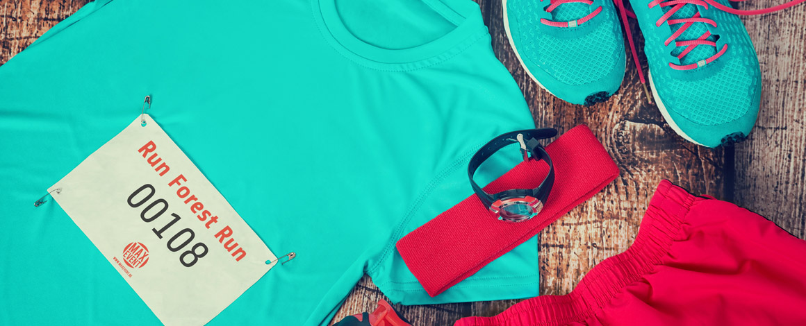 bovenaanzicht van groen een sport shirt met startnummer en loopschoenen