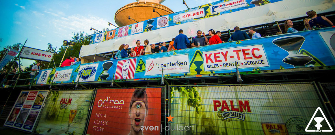 Een verhoogd podium op de grote OLF event werd aangekleed met spandoeken van de talrijke sponsors
