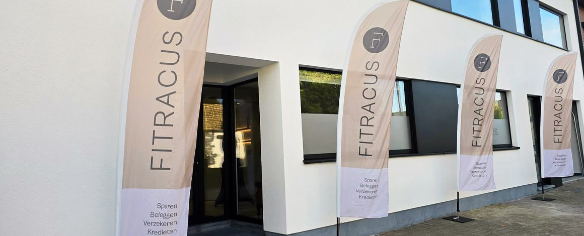 4 beachvlaggen staan voor het pand van Fitracus in Oostham