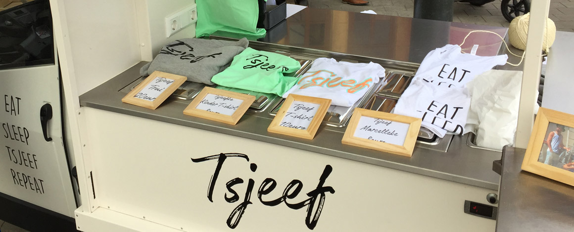 verzameling van de kledingstukken die voor Tjeef worden verkocht van t-shirts tot sweaters en marcellekes