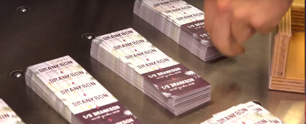 Gedrukte drankbonnetjes die afgewerkt worden in de drukkerij