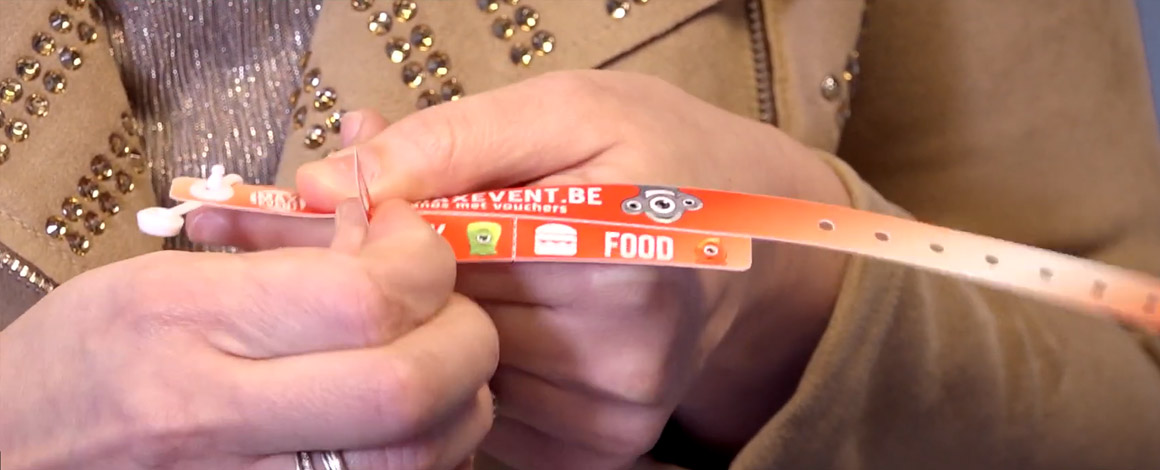 polsbandjes met afscheurbare vouchers voor drank- en eetbonnen