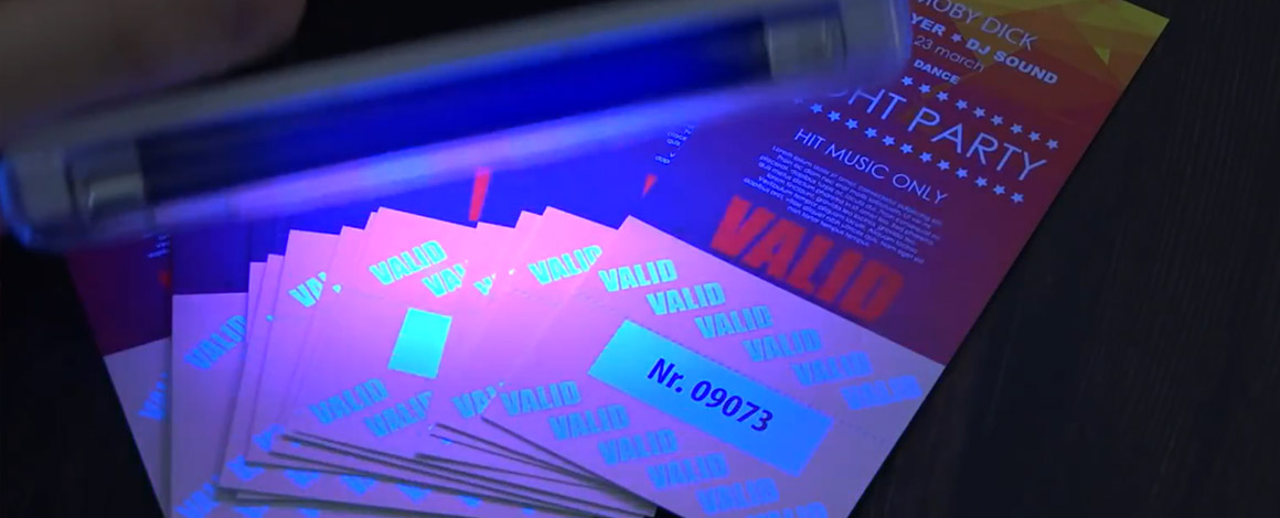 blacklight beschijnt een inkomticket dat extra beveiligd is met onzichtbare inkt