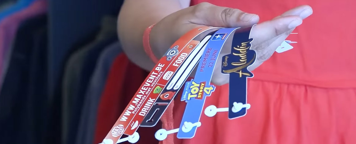 hand vol met onze ecologische polsbandjes, de polybands voor bijvoorbeeld Aladdin en Toy Story 4