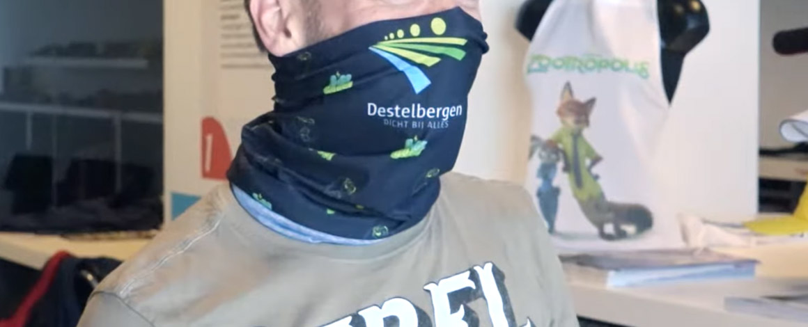 man die een full color bedrukt sjaaltje draagt met bedrukking voor gemeente Destelbergen