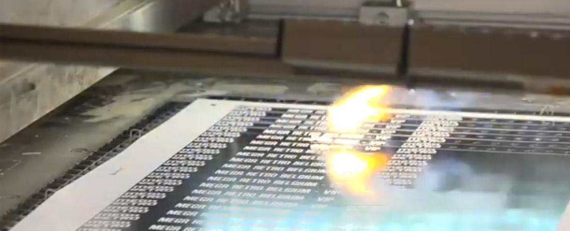 de lasergravure bij Maxevent terwijl de laser aan het werke is om polybands uit te snijden