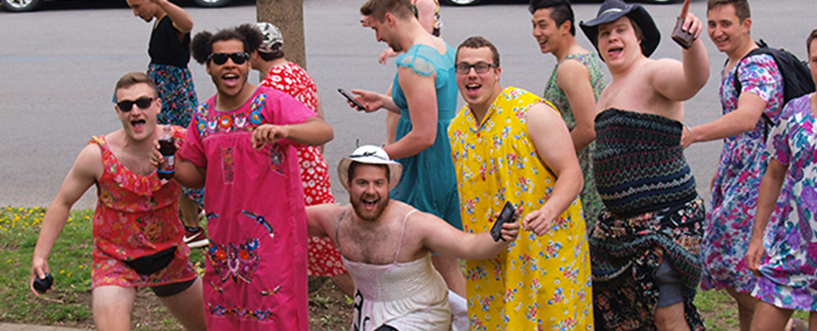 feestende studenten zijn gek verkleed om hun laatste 100 dagen van het middelbaar te vieren.