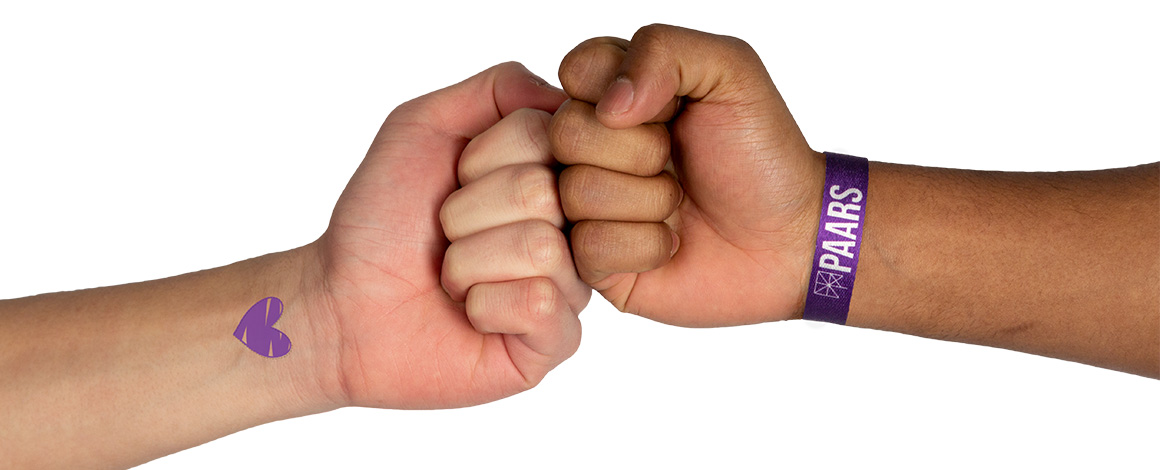 2 mensen geven elkaar een vuistje