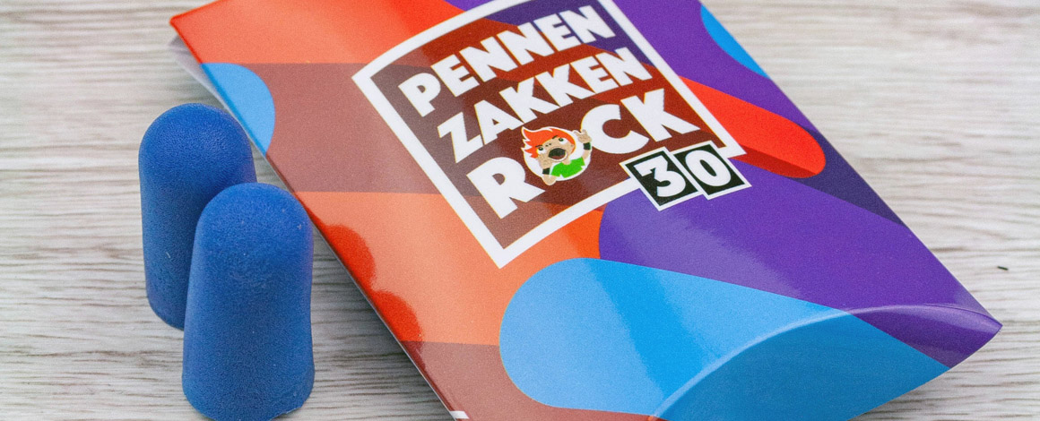 close-up van een doosje van Pennenzakkenrook met blauwe oordopjes