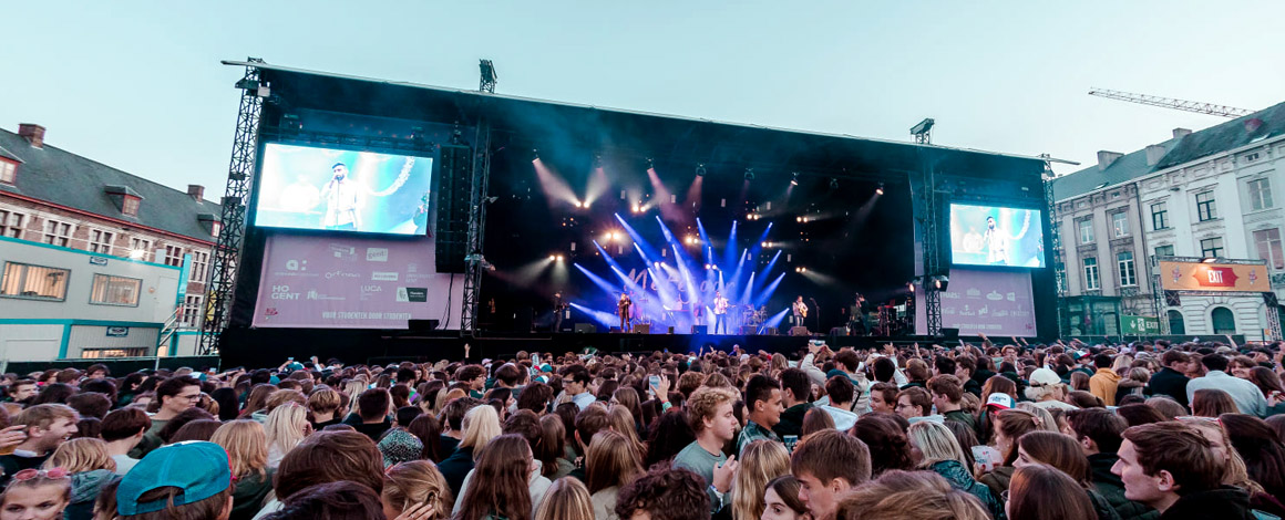 optredens op groot podium om de start van een nieuw academiejaar te vieren bijgewoond door duizenden studenten