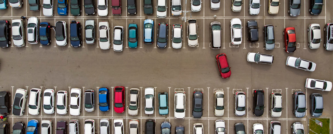 bovenaanzicht van een drukke parking met vele geparkeerde auto's