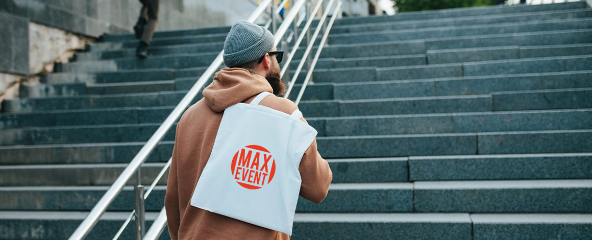 man met bedrukte totebag op de rug