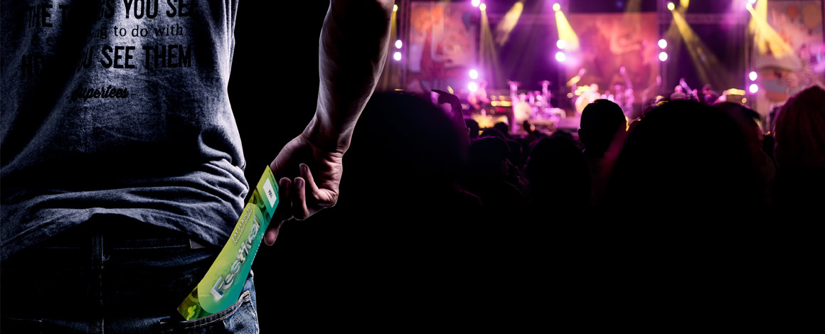 fraudeur met vals inkomticket voor event in zijn broekzak