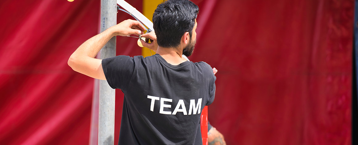 festival crew is bezig aan de opbouw van een festival