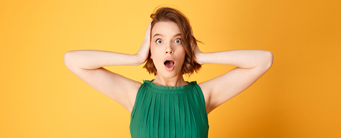 jonge vrouw houdt haar ogen dicht