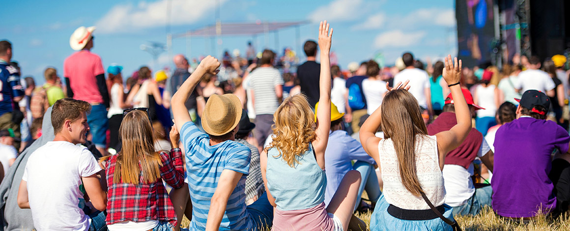 groep jongeren die van een openlucht optreden of festival geniet