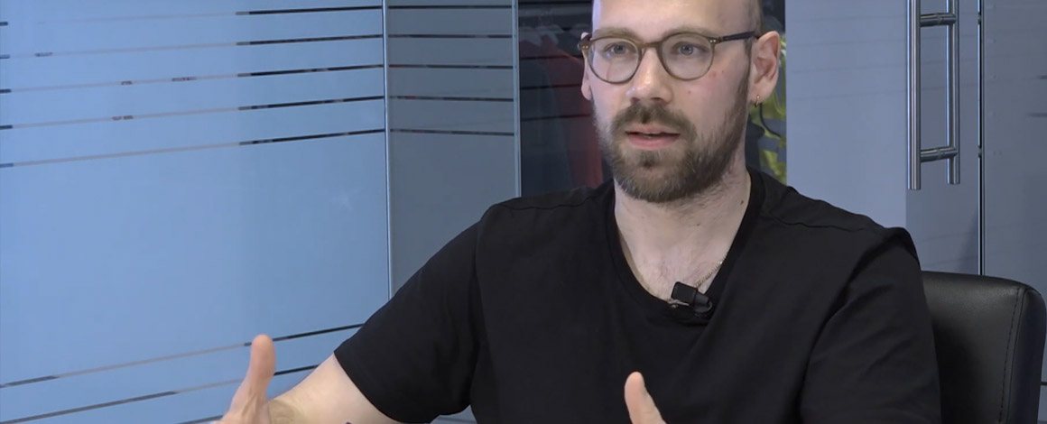 Dries van Wel Jong vzw die een interview afneemt over de samenwerking tussen Paars en Maxevent