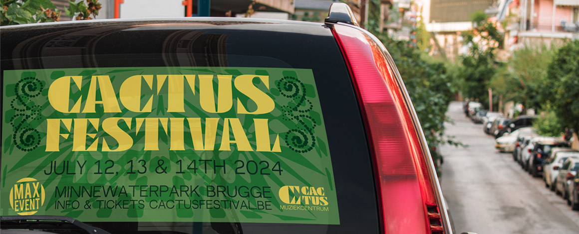 achterkant van een auto met een grote sticker voor Cactusfestival 2024