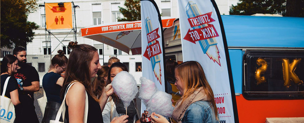 foodtruck met beachflags tijdens het Student Kick-off event in Gent