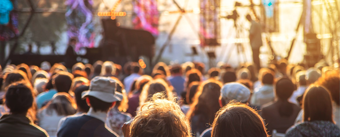 festivalterrein vlak voor zonsondergang met zicht op het podium