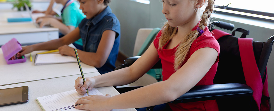 klaslokaal met enkele leerlingen die notities aan het nemen zijn