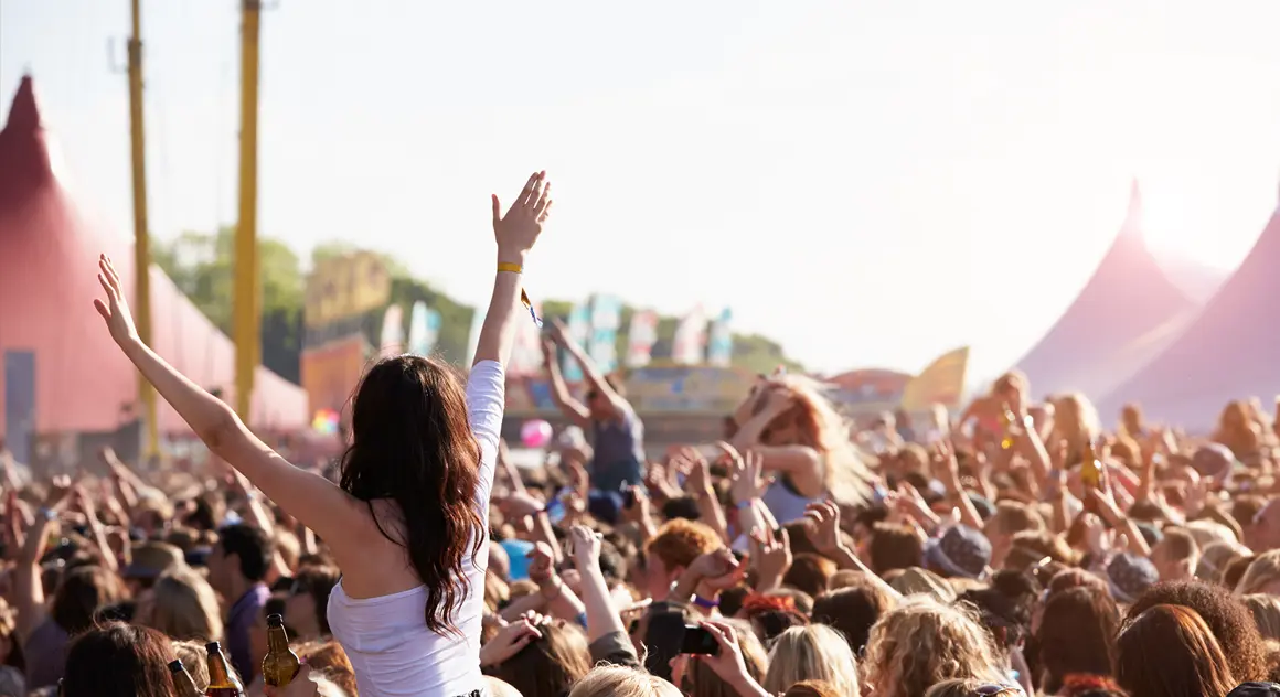 Trek de aandacht deze zomer: de populairste branded items voor evenementenorganisatoren
