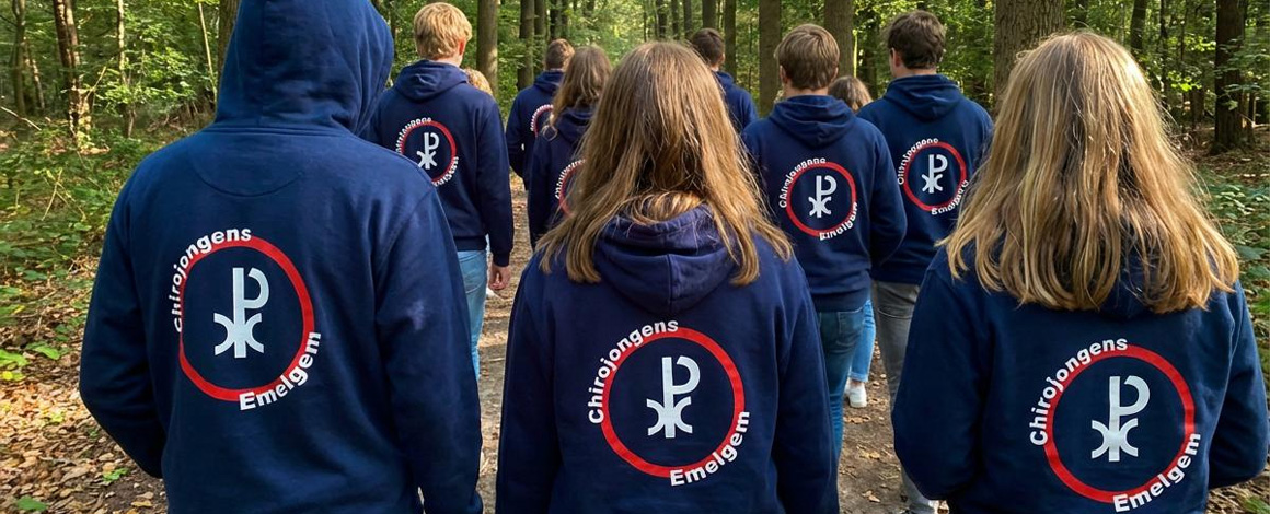 jongeren van een jeugdbeweging wandelen in het bos