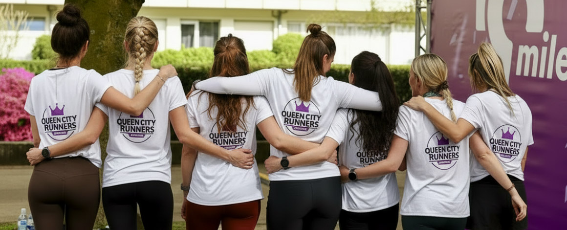 een groep vrouwen die aan een loopwedstrijd gaat deelnemen