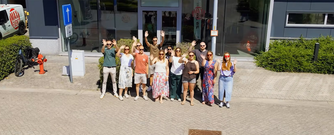 Team Maxevent staat voor de deur van het kantoor in Mol
