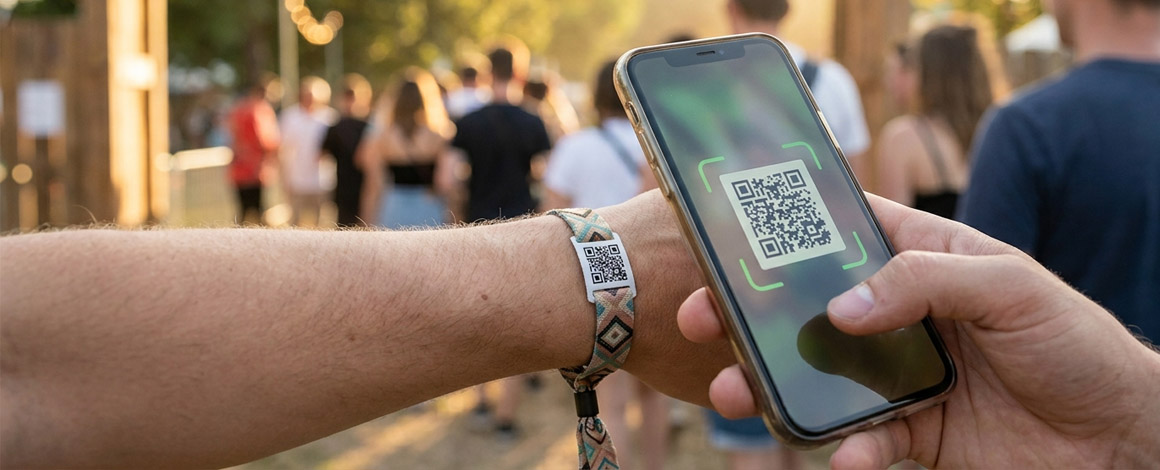 stoffen polsbandje met QR-code op label wordt gescand bij een event