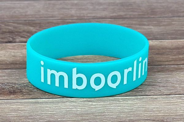 verbreed siliconen polsbandjes van 20mm breed met witte opdruk (optie volwassene breed)