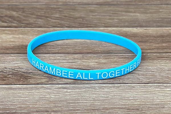 subtiel smal siliconen polsbandje in turquoise met bedrukking in 1 kleur