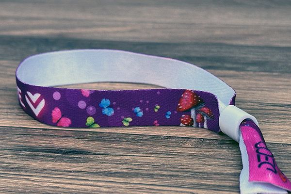 geprint textiel polsbandje met snellere levertermijn